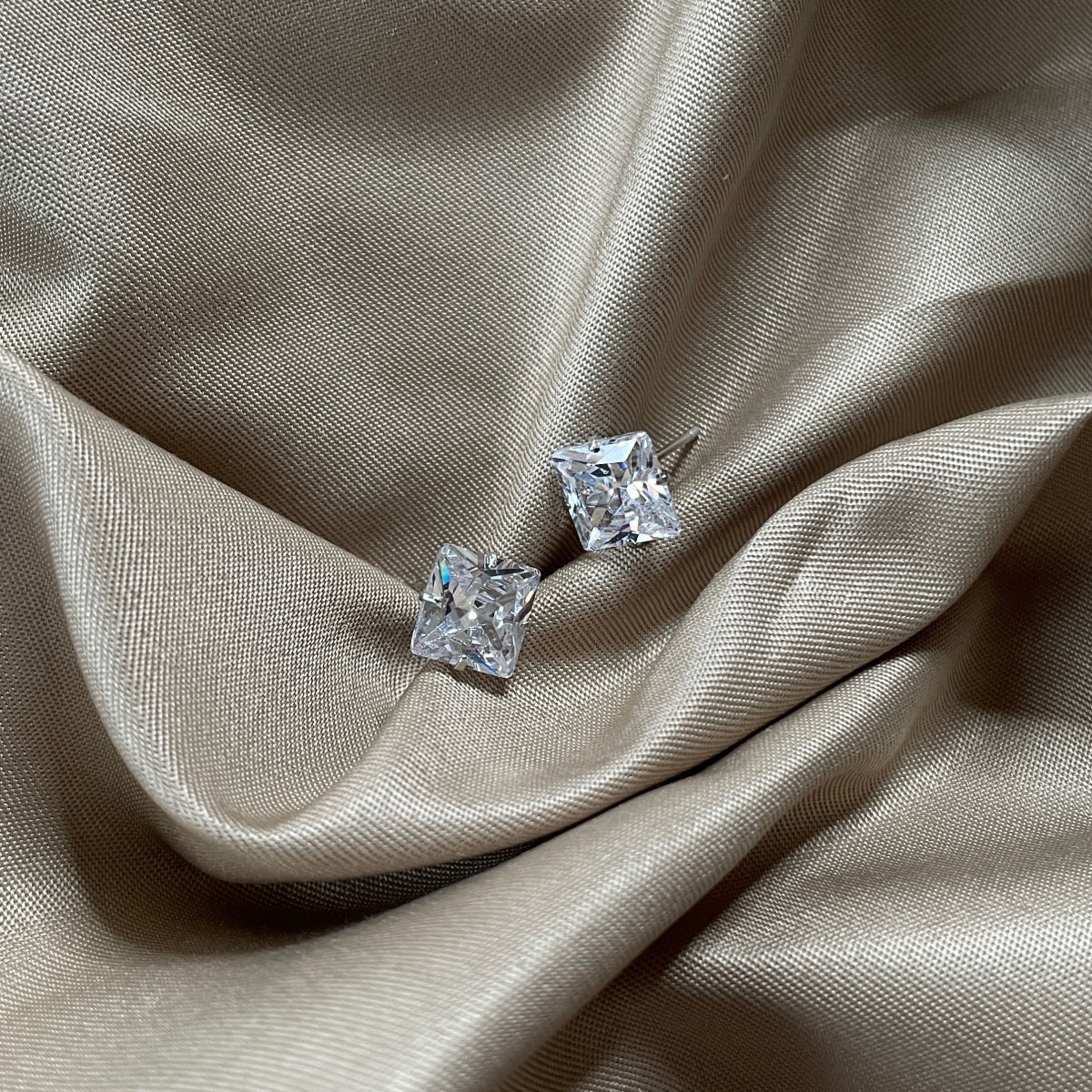 [Rose Tomorrow]Stylish Shiny Square Center Stone Stud Earrings