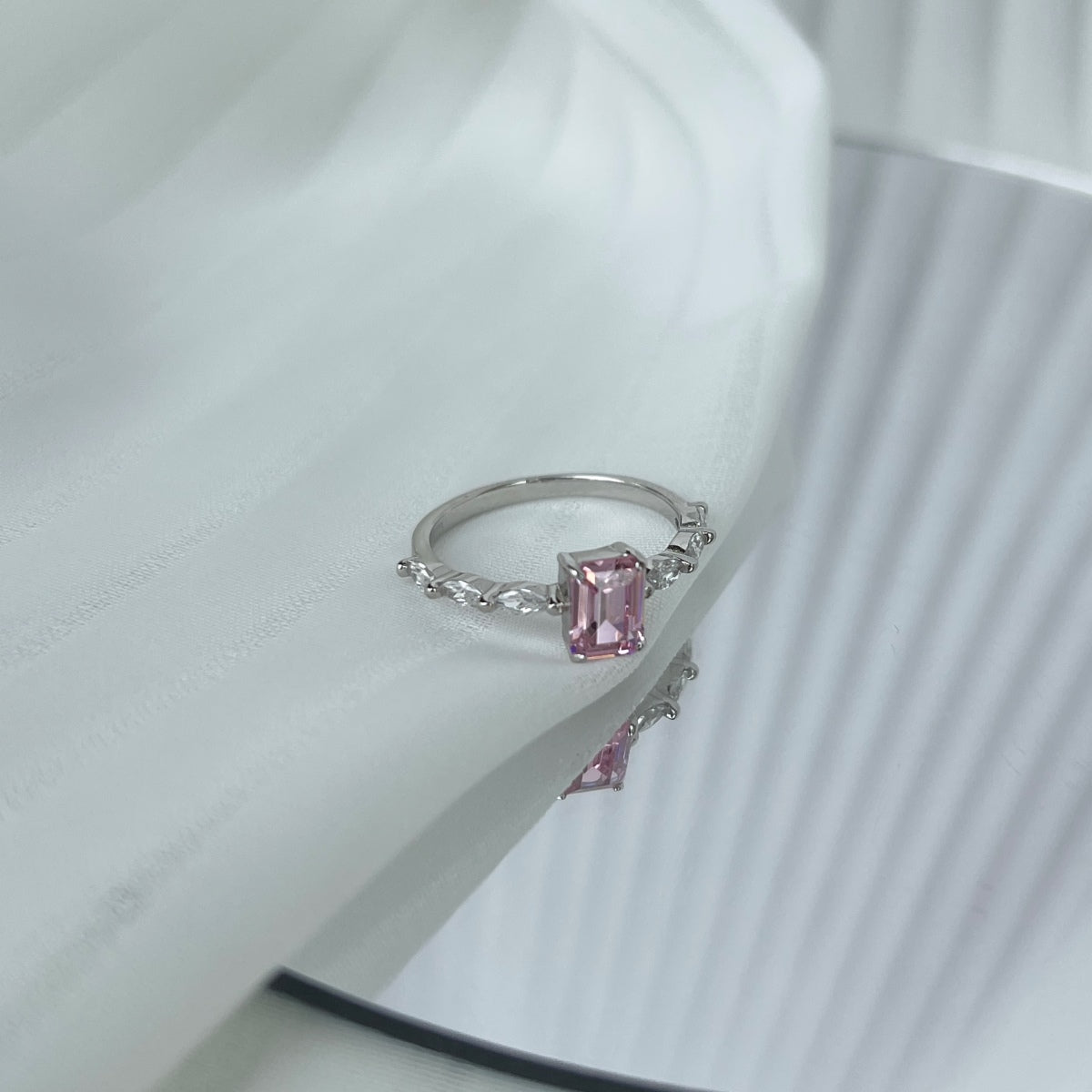 [Rose Tomorrow]1.0 Carat Dainty Resplendent Radiant Cut Daily Ring