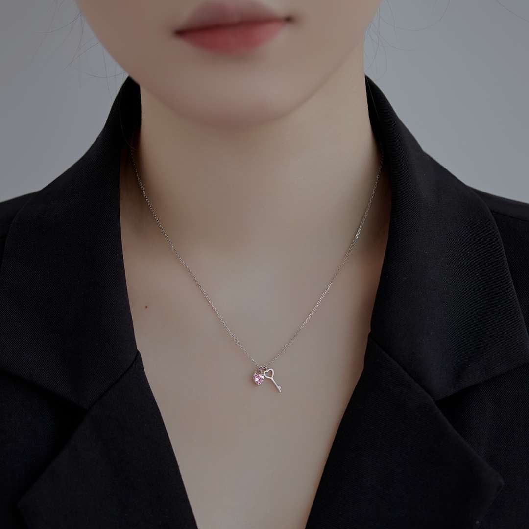 [Rose Tomorrow]Unique Heart Shape Key Pendent Necklace