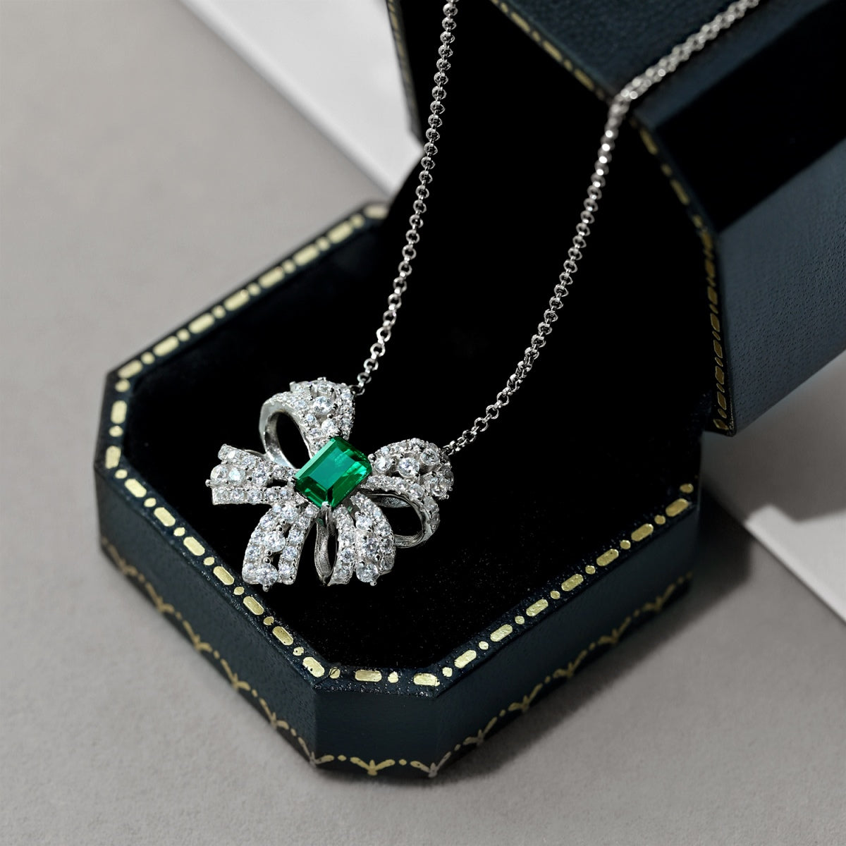 [Rose Tomorrow]Luxurious Flower Shape Emerald Cut Necklace