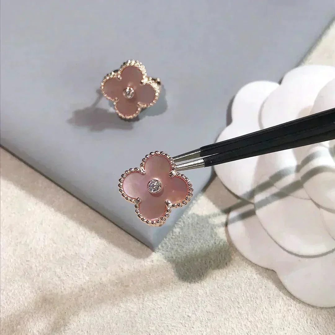 [Rose Tomorrow]CLOVER MEDIUM 1 MOTIFS  PINK MOP DIAMOND EARRINGS