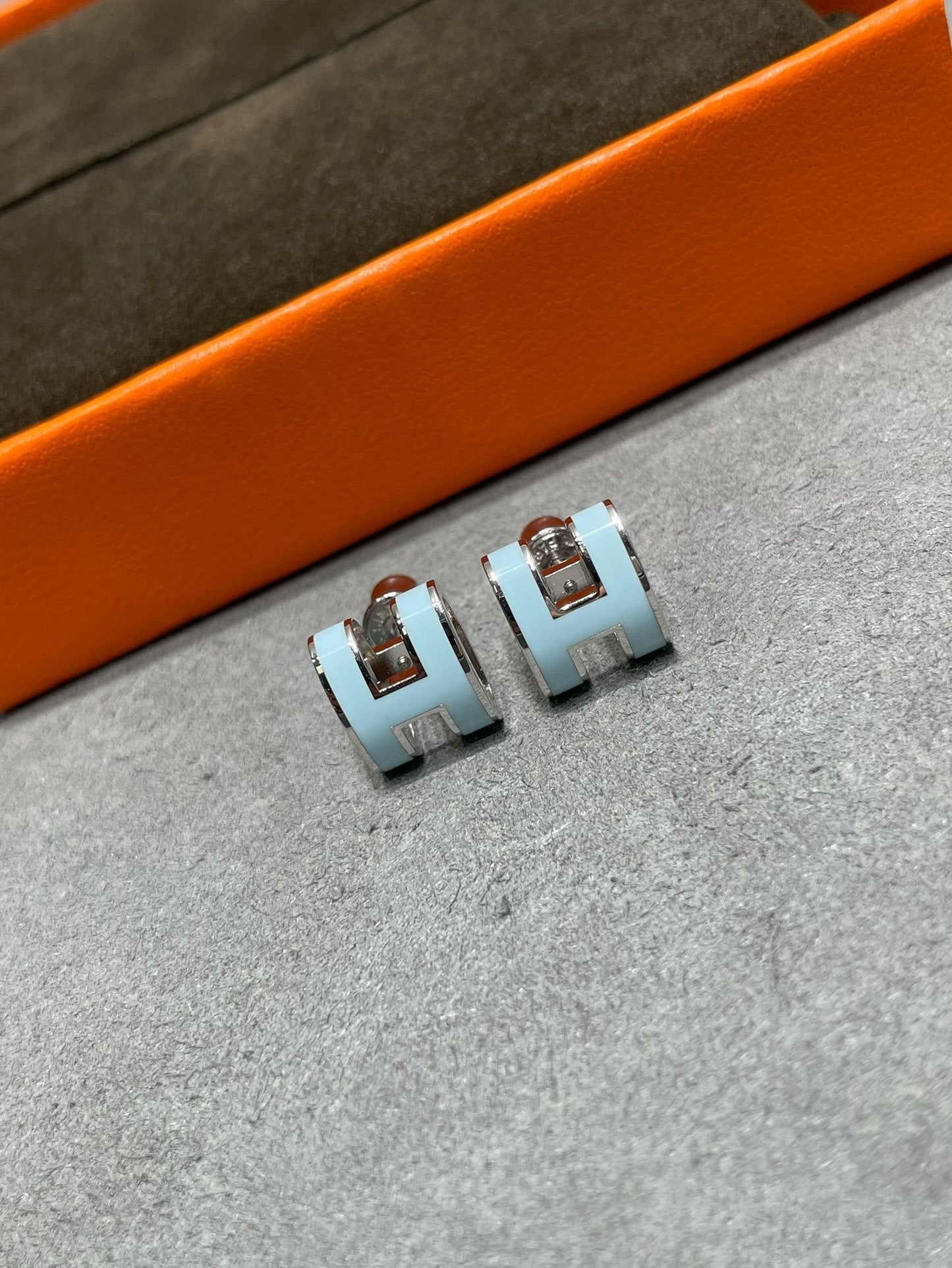 [Rose Tomorrow]POP H SKY BLUE STUD EARRINGS