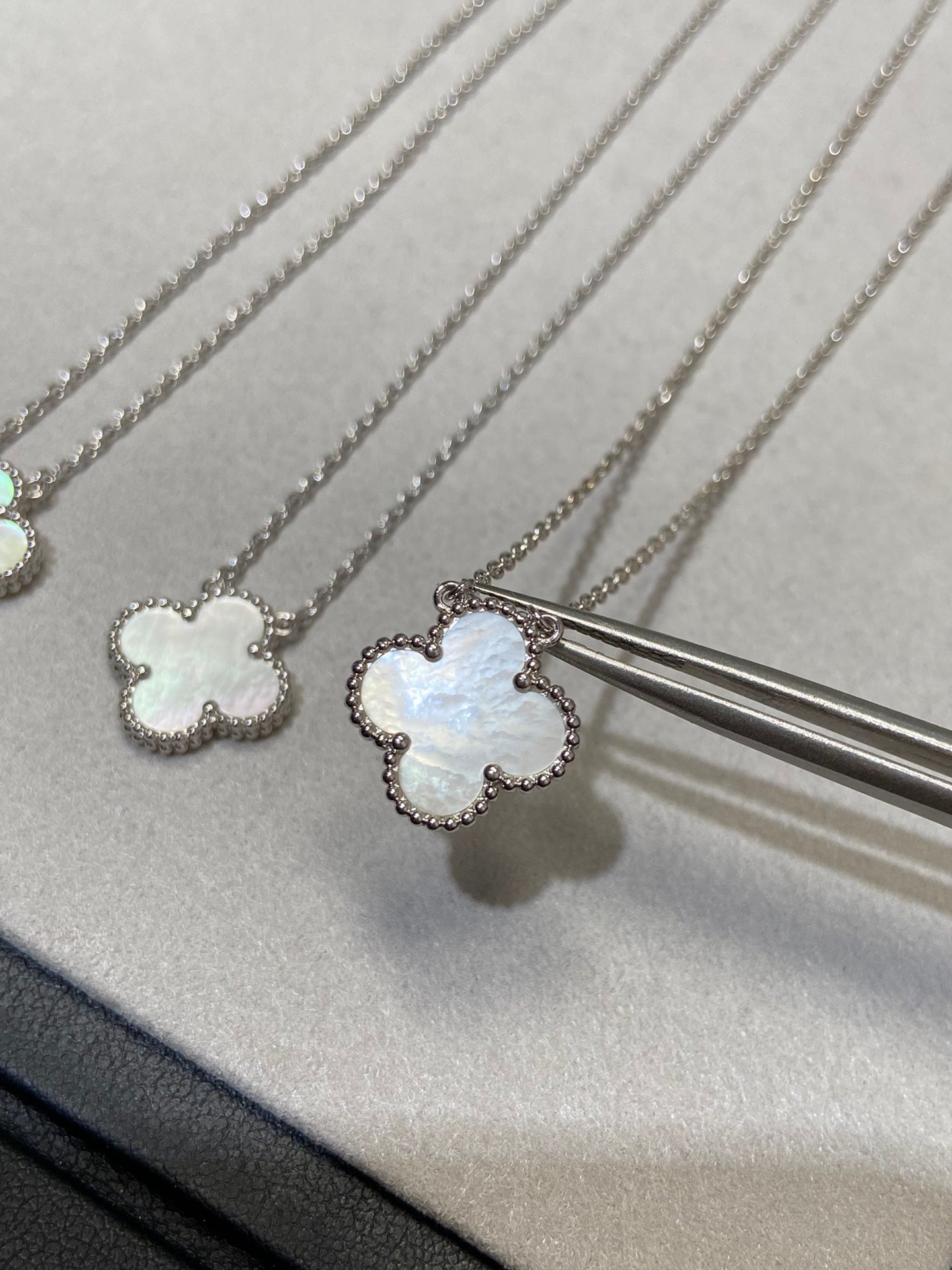 [Rose Tomorrow]CLOVER MEDIUM SILVER WHITE MOP NECKLACE