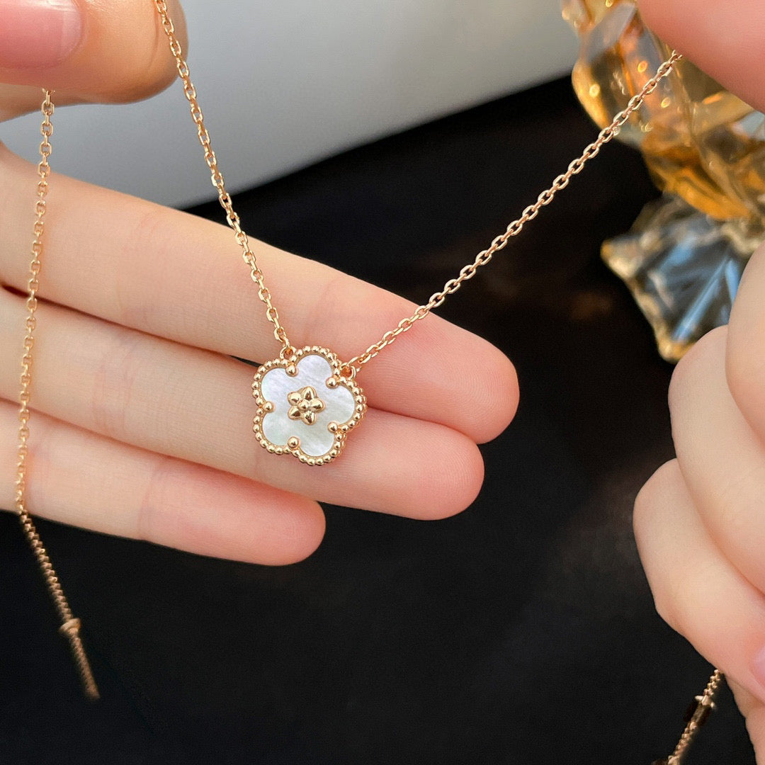 [Rose Tomorrow]LUCKY  WHITE MOP  PLUM BLOSSOM NECKLACE