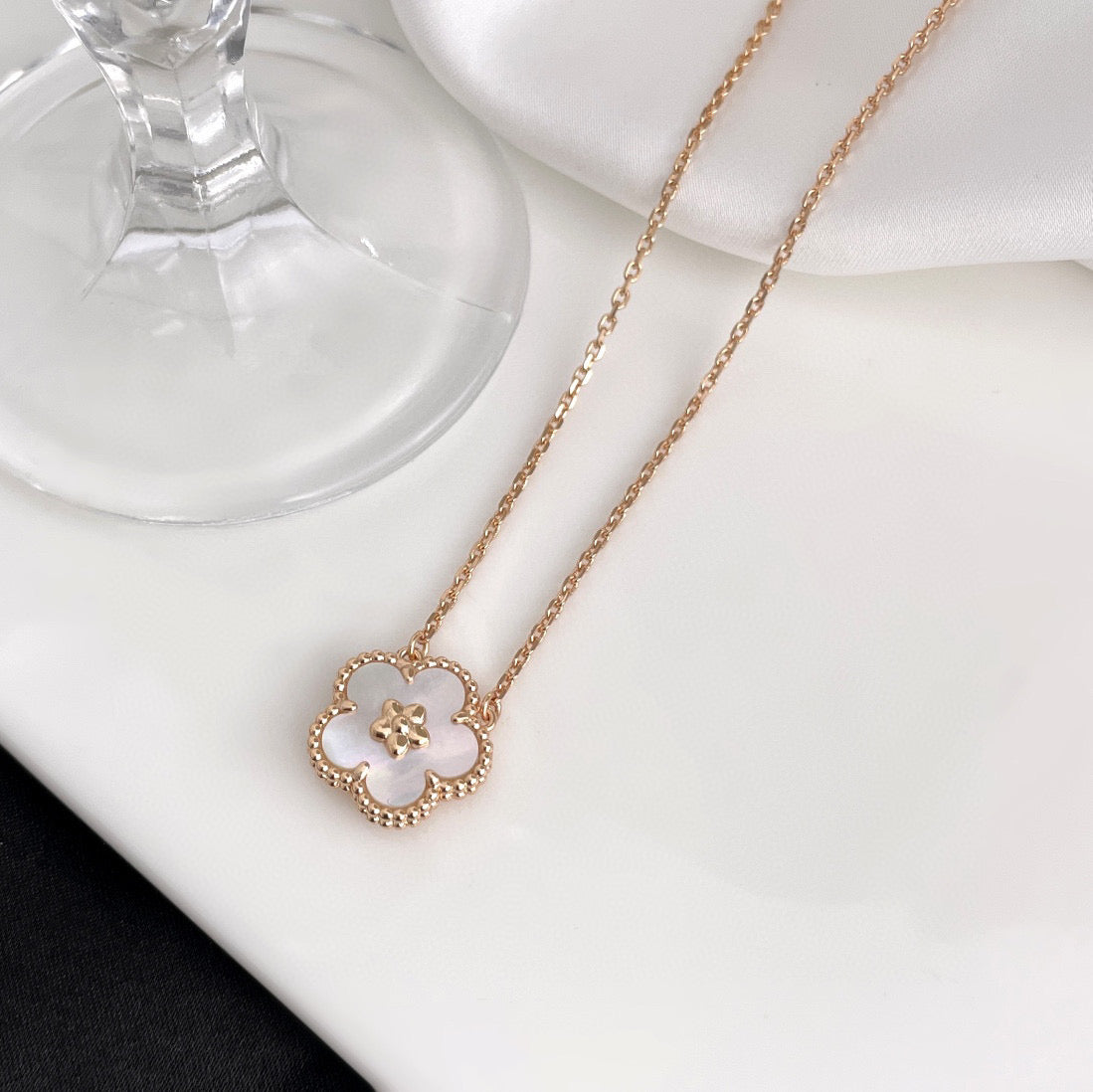 [Rose Tomorrow]LUCKY  WHITE MOP  PLUM BLOSSOM NECKLACE