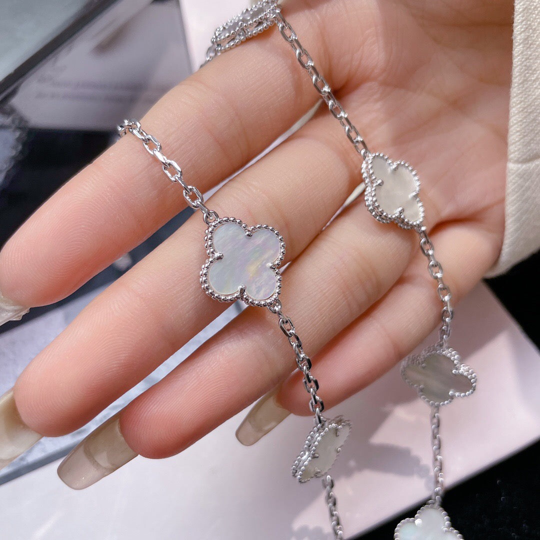 [Rose Tomorrow] Clover 10 Flower White Mother of Pearl Necklace. Silver.