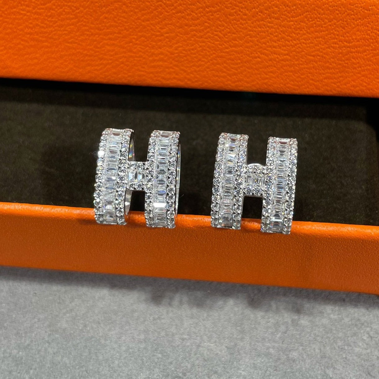 [Rose Tomorrow]H STUD EARRINGS WITH SILVER DIAMONDS