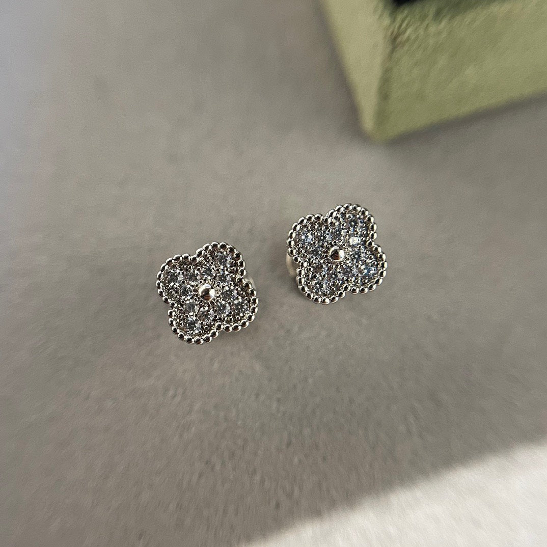 [Rose Tomorrow]CLOVER MINI DIAMOND STUD EARRINGS